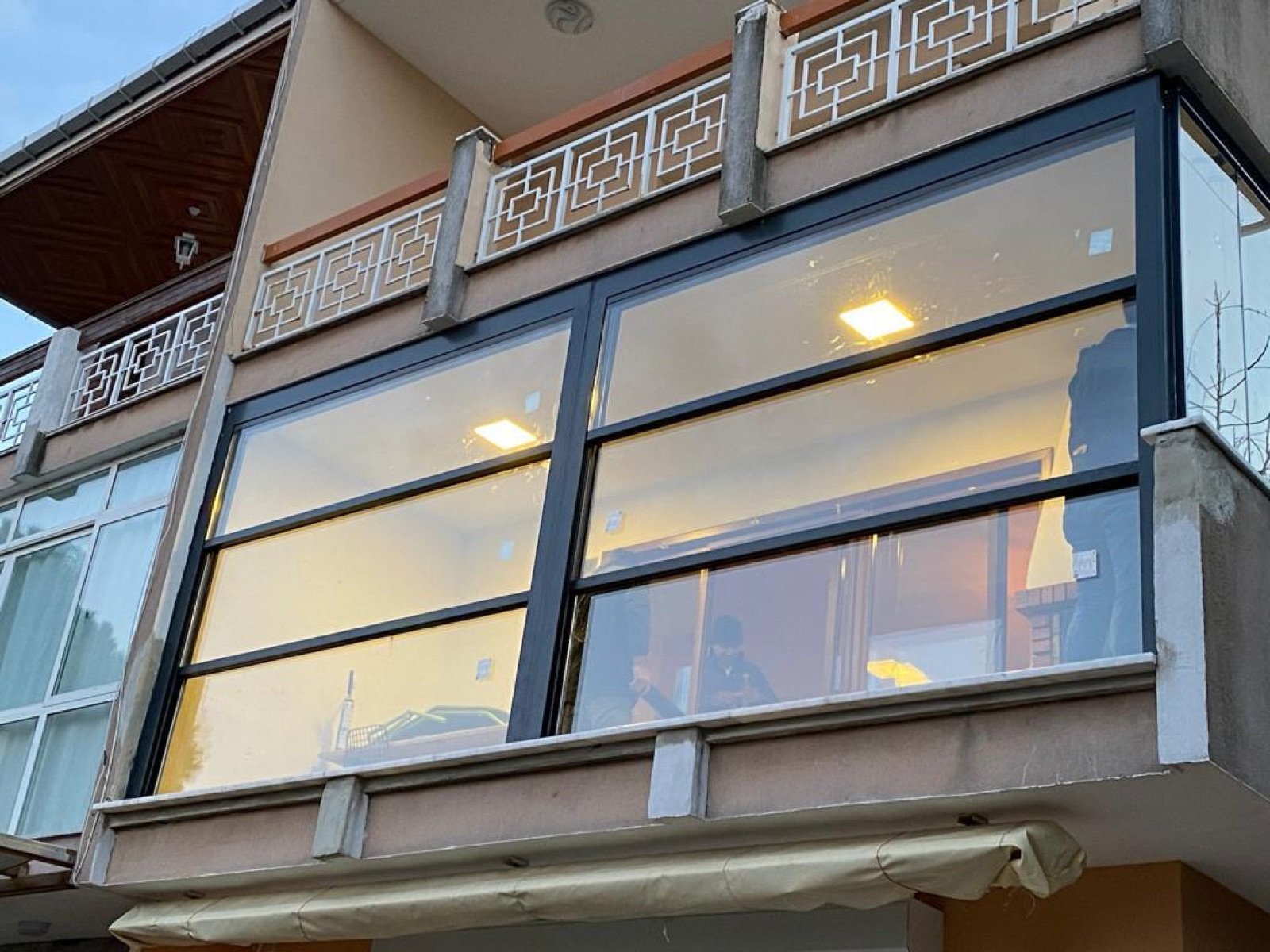 Giyotin Cam Balkon Nedir? Avantajları ve Dezavantajları - Teknik Dizayn Alüminyum