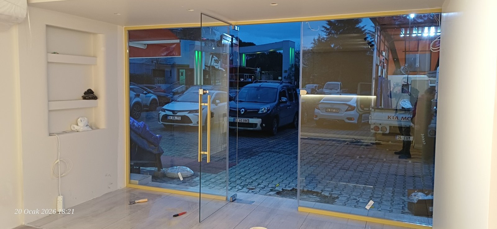 Ofis ve Mağazalarda Sürgülü Cam Kapı Seçimi: Geniş Girişler İçin Rehber - Teknik Dizayn Alüminyum